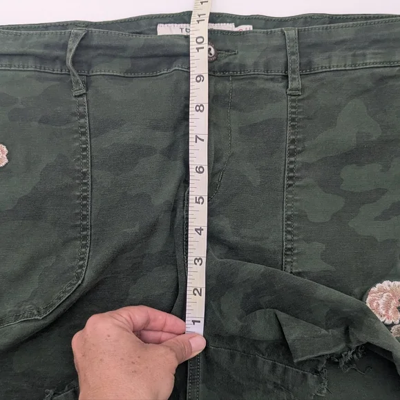 Torrid Green Camo Cutoff Shorts Floral Embroidery High Rise Raw Hem Casual 20 - Picture 6 of 13